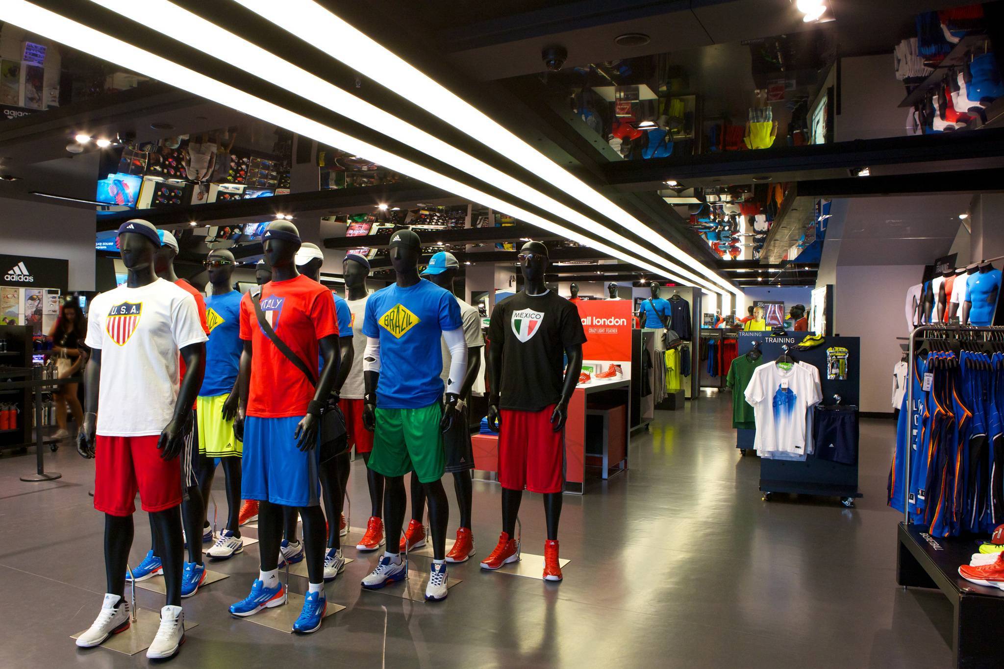 Спортивные магазины работа. Спорттовары одежда. Магазин спортивных товаров. Магазин спорт одежды. Магазин спортивний одежда.
