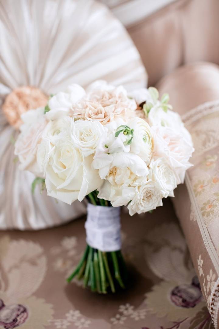 Свадебный букет под платье цвета айвори фото