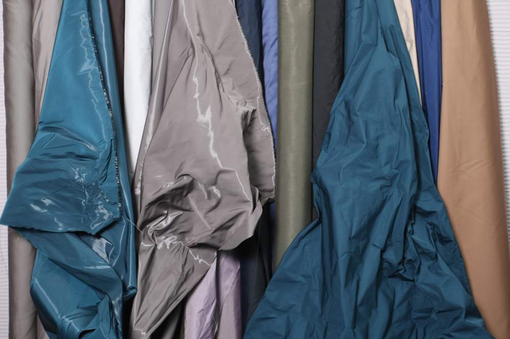 Плащевая ткань — устойчивая к влаге, используется для пошива курток, плащей, пальто