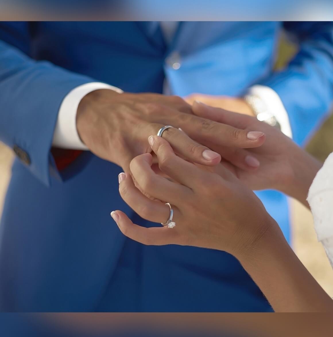 Супружество рк. Обручальное кольцо. Обручальные кольца на руках. Жених надевает кольцо. Свадьба руки с кольцами.